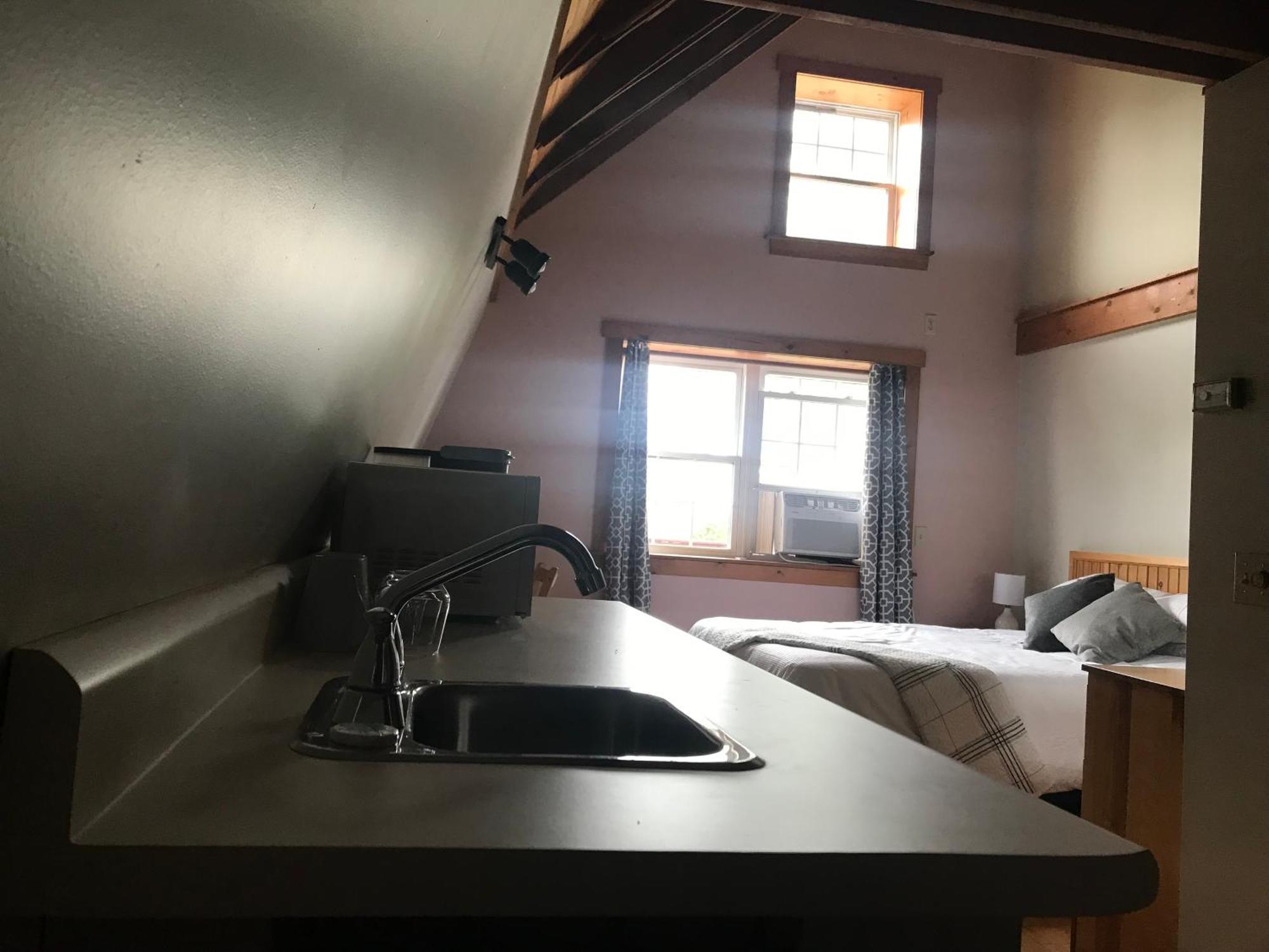 A Country Home Inn The City 夏洛特敦 外观 照片