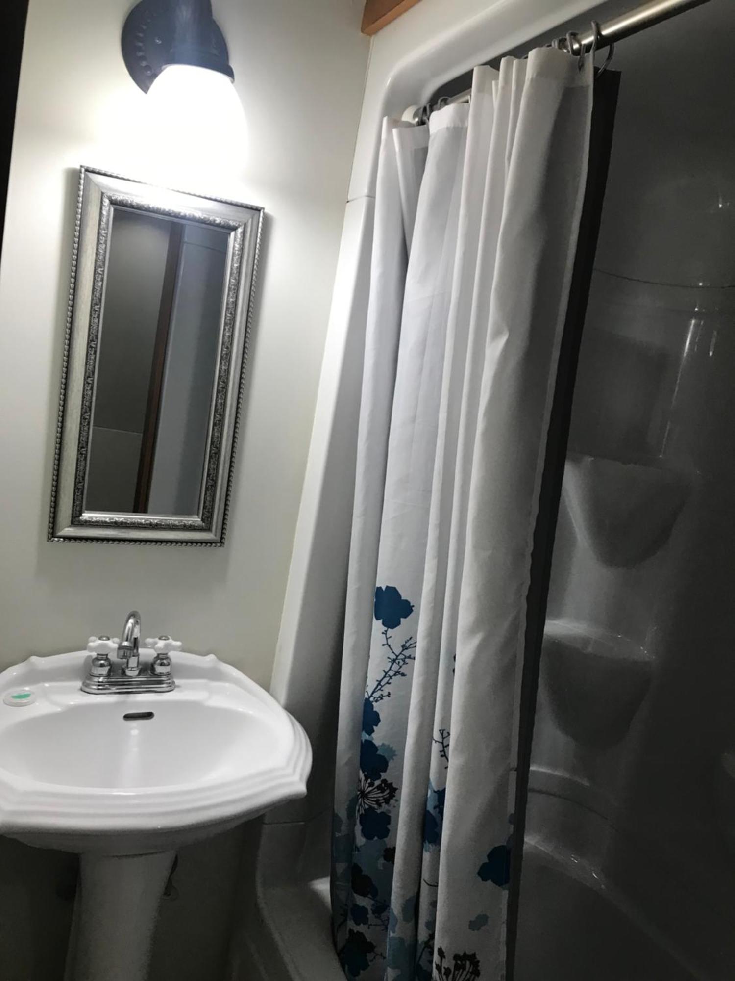 A Country Home Inn The City 夏洛特敦 外观 照片